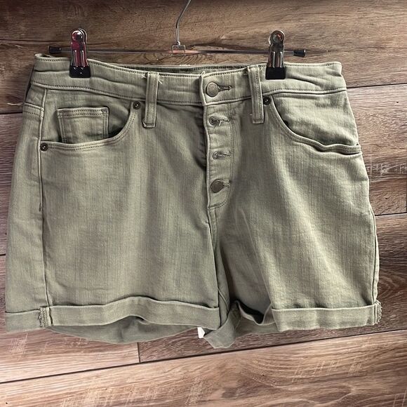 UNIVERSAL THREADS Ladies Button Up Green Cuffed Leg Jean Shorts Size 8 - Picture 2 of 4